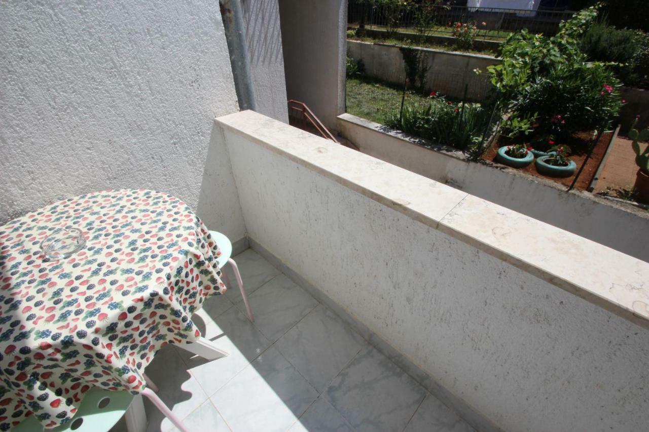 Apartment Sandi Vrsar Exterior photo